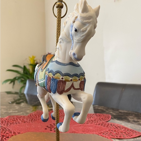 VINTAGE CAROUSEL HORSE FIGURINE 🎠 - Picture 5 of 16